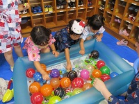 ヨーヨーすくいをしている子どもの写真