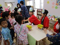 お面屋さんのくじを引いている様子の写真