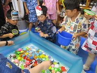 子ども達が魚釣りをしている様子の写真