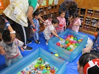 ヨーヨーつりをしている様子の写真