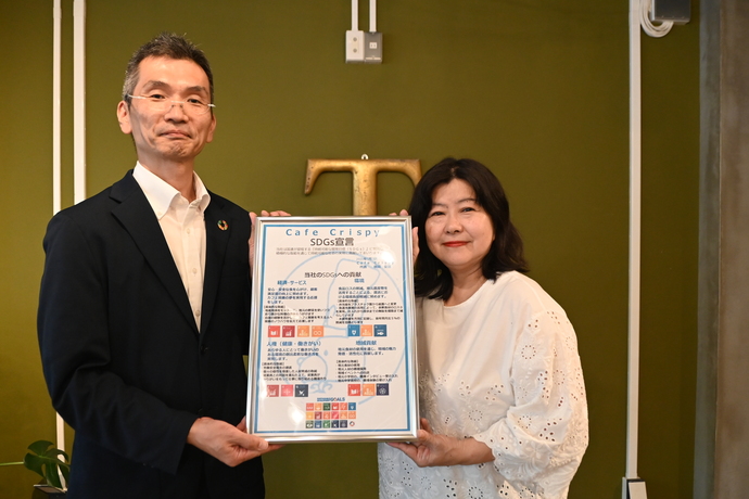 写真:Cafe Crispyへの宣言書贈呈