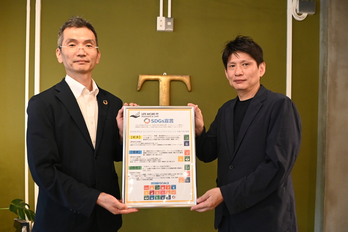 写真:ライフモアFPインシュアランスユニットへの宣言書贈呈