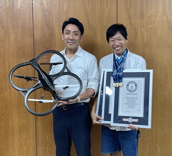 写真:左から古賀市長、谷氏