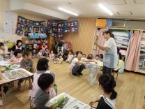 写真:とうもろこしの皮むき