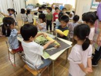 写真:とうもろこしの皮むき10