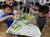 写真:とうもろこしの皮むき13