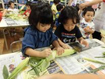 写真:とうもろこしの皮むき4