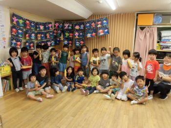 写真:とうもろこしの皮むき集合