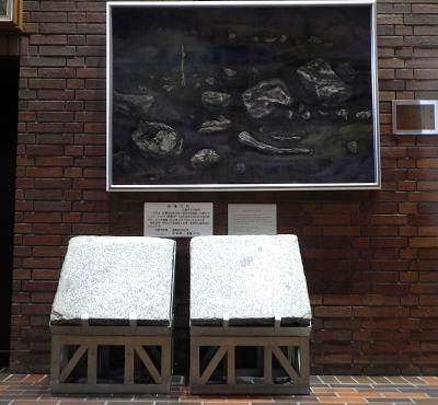 市役所にある被爆の石と増田勉「独語」の写真