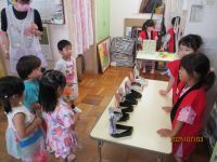 5歳児がゲーム屋さんをしている写真です。