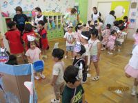 ゲーム屋さんにお客さんが並んでいる写真です。