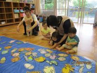 魚釣りをしている写真です。