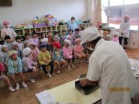 給食室の先生がデモンストレーションをしてくれる写真です。