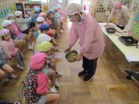 鍋の中を見ている写真です。