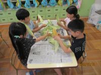 とうもろこしの皮をむいている写真です。