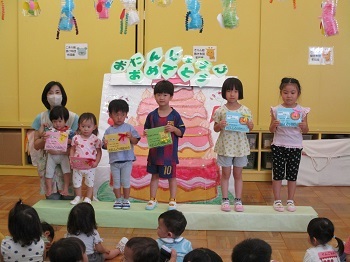 写真：誕生会集合写真