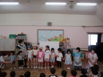 写真：誕生児がインタビューを受けています