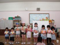 写真：誕生カードをもらって記念撮影