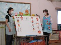 写真：プールでの約束をパネルシアターで説明しています