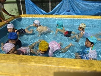 4歳児がワニ泳ぎをしている様子の写真