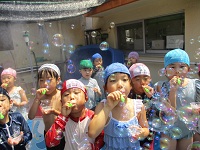 シャボン玉遊びをしている様子の写真