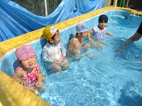 3歳児の子どもがプールに入っている写真