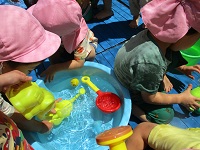 水遊びをしている様子の写真