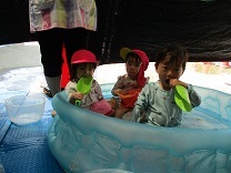 りす組の水遊びの写真