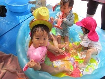りす組の水遊びの写真
