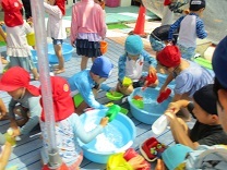 うさぎ組水遊びの写真