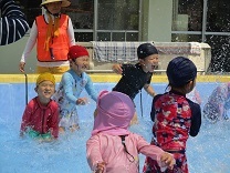 幼児クラスのプールの写真