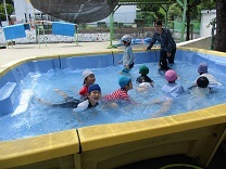 流れるプールで遊ぶ写真