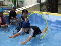 フープくぐりをする写真