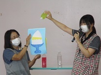 ペープサートをしている写真