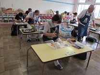 おもちゃを直している写真