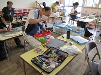 おもちゃを直す写真