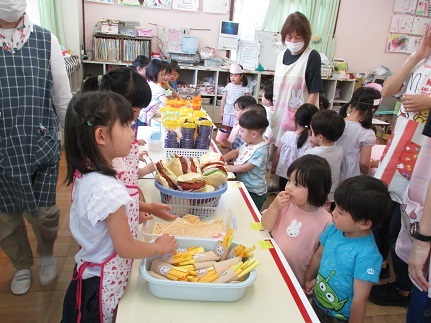お店屋さんごっこ2歳児が来る様子の写真