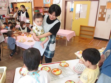 お店屋さんごっこ0歳児が来た様子の写真