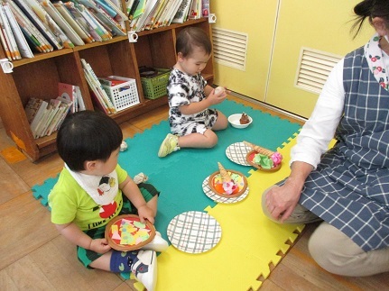 お店屋さんごっこ1歳児が来た様子の写真