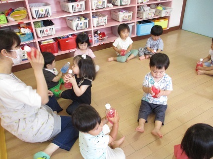 1歳児色水あそびの様子の写真