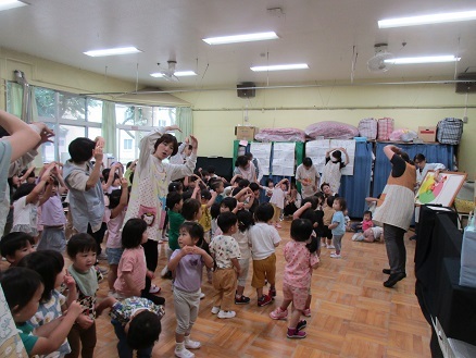 栄養の歌を踊る様子の写真
