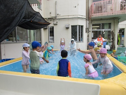 プール開きの様子の写真