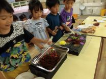 写真:バーベキューごっこ