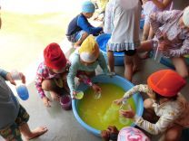 写真:色水あそび1