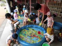 写真:3歳児の水あそび