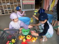 写真:3歳児の水あそび2