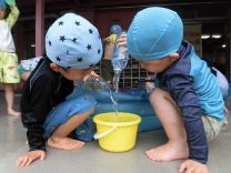 写真:3歳児の水あそび