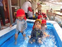 写真:乳児クラスの水あそび3