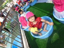 写真:乳児クラスの水あそび4