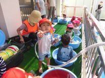 写真:乳児クラスの水あそび6